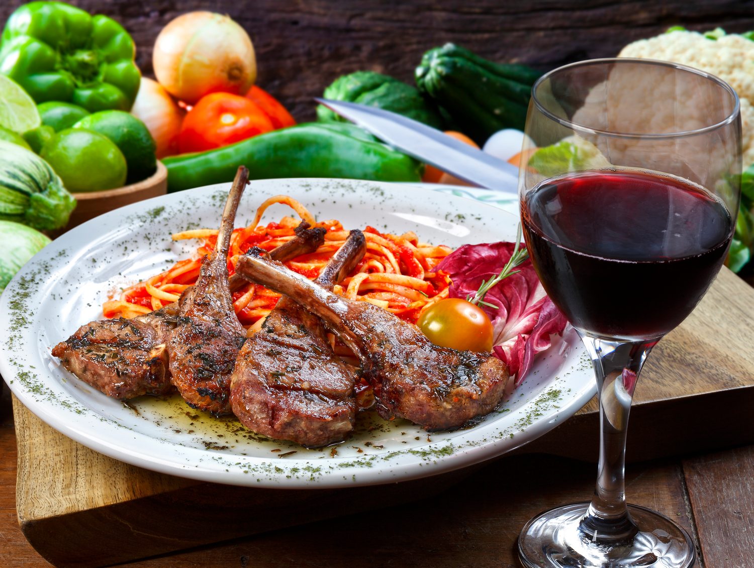 Côte de bœuf grillée servie avec un verre de vin rouge à table.